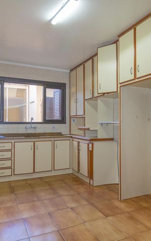 Casa para alugar com 350m², 6 quartos e 4 vagas Casa para alugar com 350m², 6 quartos e 4 vagasCozinha