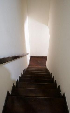 Casa à venda com 194m², 4 quartos e 2 vagasEscada
