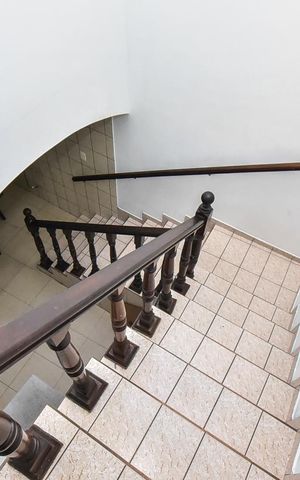 Casa para alugar com 462m², 4 quartos e 8 vagasEscada