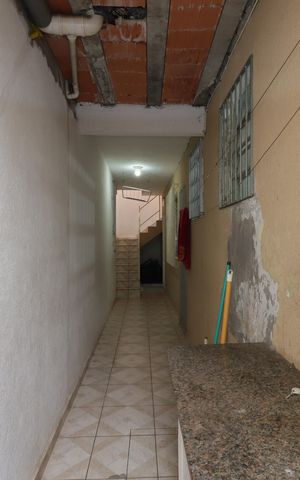 Casa à venda com 100m², 2 quartos e 1 vagaCorredor externo