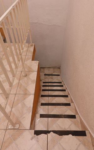 Casa à venda com 100m², 2 quartos e 1 vagaEscada