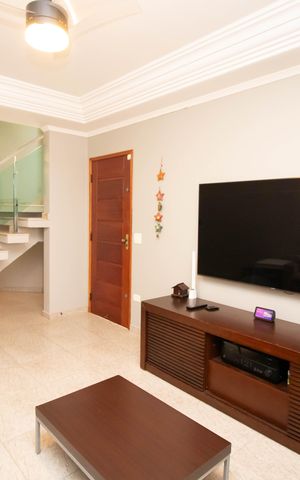 Casa à venda com 150m², 3 quartos e 3 vagas Casa à venda com 150m², 3 quartos e 3 vagasSala