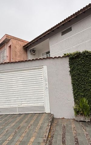 Casa à venda com 210m², 3 quartos e 2 vagas Casa à venda com 210m², 3 quartos e 2 vagasFachada