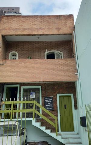 Casa para alugar com 180m², 2 quartos e 2 vagas Casa para alugar com 180m², 2 quartos e 2 vagasFachada