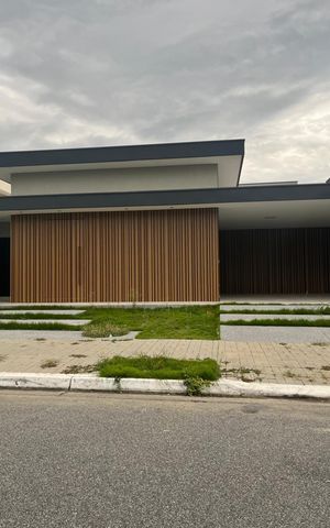 Casa de condomínio para alugar com 297m², 3 quartos e 2 vagas Casa de condomínio para alugar com 297m², 3 quartos e 2 vagasFachada