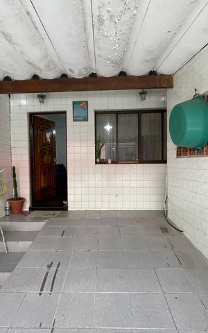 Casa à venda com 250m², 2 quartos e 3 vagas Casa à venda com 250m², 2 quartos e 3 vagasGaragem