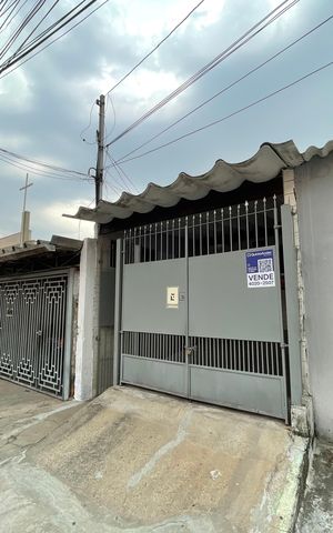 Casa à venda com 250m², 2 quartos e 3 vagas Casa à venda com 250m², 2 quartos e 3 vagasFachada
