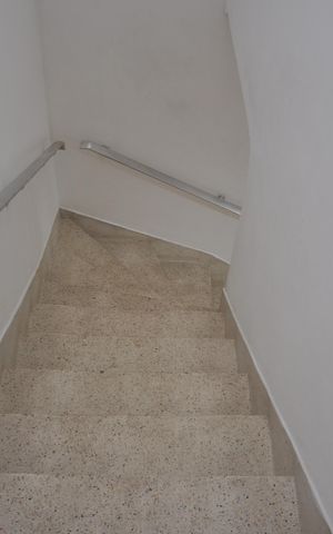 Casa para alugar com 200m², 3 quartos e 2 vagasEscada