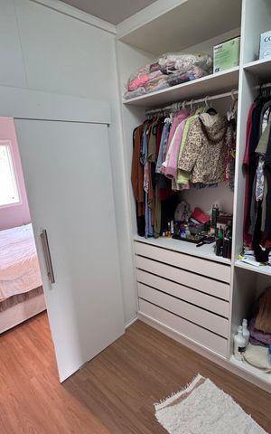 Casa à venda com 100m², 2 quartos e 2 vagas Casa à venda com 100m², 2 quartos e 2 vagasQuarto 1 Closet