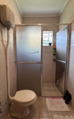 Casa à venda com 100m², 2 quartos e 2 vagas Casa à venda com 100m², 2 quartos e 2 vagasBanheiro