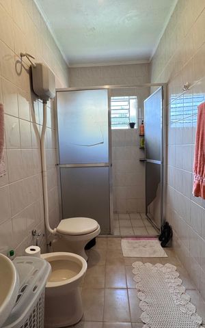Casa à venda com 100m², 2 quartos e 2 vagas Casa à venda com 100m², 2 quartos e 2 vagasBanheiro