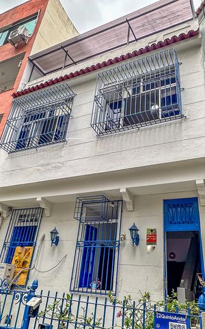 Casa à venda com 280m², 4 quartos e 2 vagas Casa à venda com 280m², 4 quartos e 2 vagasFachada
