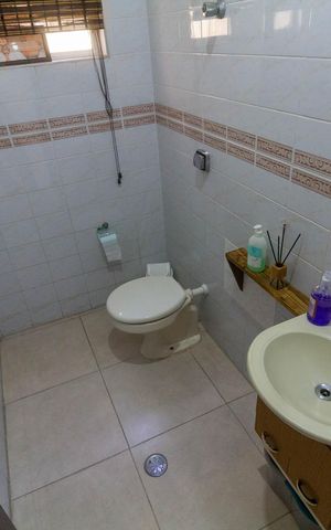 Casa à venda com 100m², 3 quartos e 3 vagas Casa à venda com 100m², 3 quartos e 3 vagasBanheiro 1