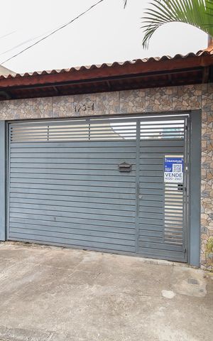 Casa à venda com 121m², 2 quartos e 1 vaga Casa à venda com 121m², 2 quartos e 1 vagaFachada