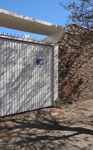 Casa à venda com 355m², 5 quartos e 4 vagasFachada