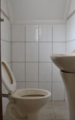 Casa de condomínio à venda com 105m², 3 quartos e 2 vagasBanheiro de Serviço