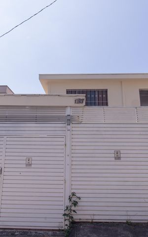 Casa à venda com 200m², 3 quartos e 2 vagas Casa à venda com 200m², 3 quartos e 2 vagasFachada da Casa