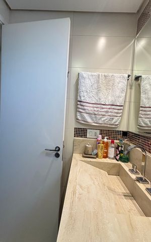 Apartamento à venda com 97m², 2 quartos e 3 vagas Apartamento à venda com 97m², 2 quartos e 3 vagasBanheiro da Suíte