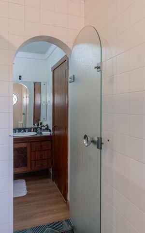 Casa à venda com 450m², 4 quartos e 5 vagas Casa à venda com 450m², 4 quartos e 5 vagasBanheiro Suíte 2