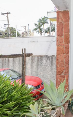 Casa à venda com 300m², 3 quartos e 6 vagas Casa à venda com 300m², 3 quartos e 6 vagasEntrada