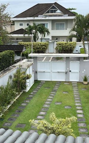 Casa de condomínio à venda com 530m², 5 quartos e 3 vagas Casa de condomínio à venda com 530m², 5 quartos e 3 vagasÁrea Externa