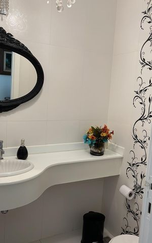 Casa de condomínio à venda com 530m², 5 quartos e 3 vagas Casa de condomínio à venda com 530m², 5 quartos e 3 vagasBanheiro