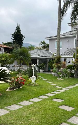 Casa de condomínio à venda com 530m², 5 quartos e 3 vagas Casa de condomínio à venda com 530m², 5 quartos e 3 vagasÁrea Externa