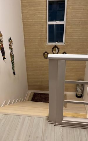 Casa de condomínio à venda com 530m², 5 quartos e 3 vagas Casa de condomínio à venda com 530m², 5 quartos e 3 vagasEscada