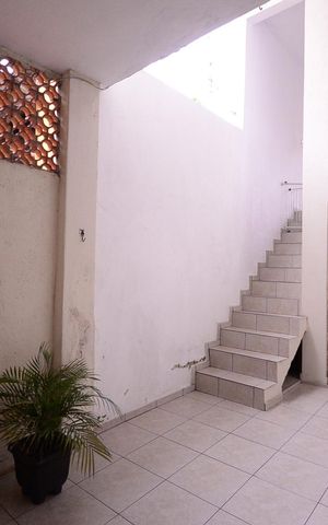 Casa à venda com 400m², 9 quartos e 2 vagas Casa à venda com 400m², 9 quartos e 2 vagasEntrada