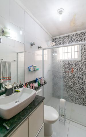 Casa à venda com 150m², 3 quartos e 2 vagas Casa à venda com 150m², 3 quartos e 2 vagasBanheiro Social