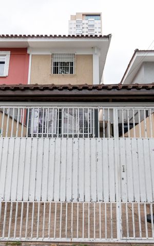 Casa à venda com 150m², 3 quartos e 2 vagas Casa à venda com 150m², 3 quartos e 2 vagasFachada