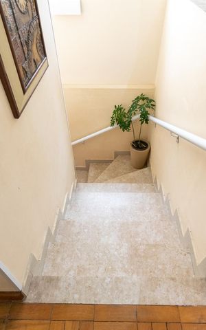 Casa à venda com 150m², 3 quartos e 2 vagas Casa à venda com 150m², 3 quartos e 2 vagasEscada