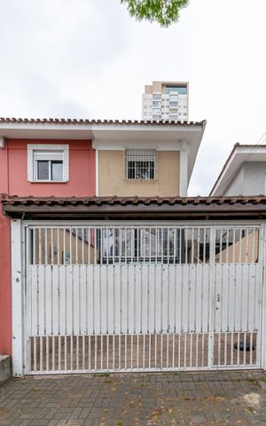 Casa à venda com 150m², 3 quartos e 2 vagas Casa à venda com 150m², 3 quartos e 2 vagasFachada