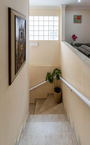 Casa à venda com 150m², 3 quartos e 2 vagas Casa à venda com 150m², 3 quartos e 2 vagasEscada