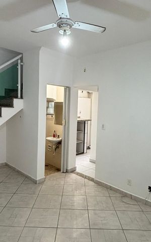 Casa à venda com 100m², 2 quartos e 2 vagas Casa à venda com 100m², 2 quartos e 2 vagasSala