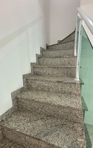 Casa à venda com 100m², 2 quartos e 2 vagas Casa à venda com 100m², 2 quartos e 2 vagasEscada