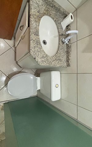 Casa à venda com 100m², 2 quartos e 2 vagas Casa à venda com 100m², 2 quartos e 2 vagasBanheiro da Suíte 1