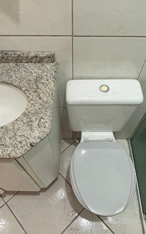 Casa à venda com 100m², 2 quartos e 2 vagas Casa à venda com 100m², 2 quartos e 2 vagasBanheiro da Suíte 1