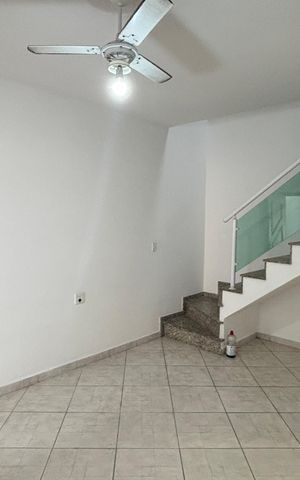 Casa à venda com 100m², 2 quartos e 2 vagas Casa à venda com 100m², 2 quartos e 2 vagasSala
