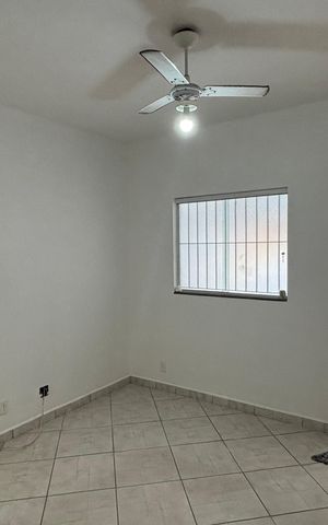 Casa à venda com 100m², 2 quartos e 2 vagas Casa à venda com 100m², 2 quartos e 2 vagasSala