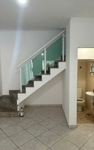 Casa à venda com 100m², 2 quartos e 2 vagas Casa à venda com 100m², 2 quartos e 2 vagasSala