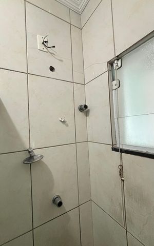 Casa à venda com 100m², 2 quartos e 2 vagas Casa à venda com 100m², 2 quartos e 2 vagasBanheiro da Suíte 1