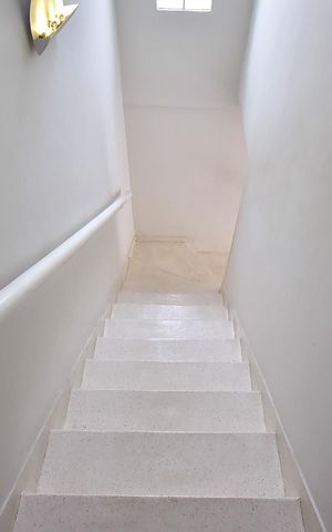 Casa à venda com 260m², 3 quartos e 3 vagasEscada