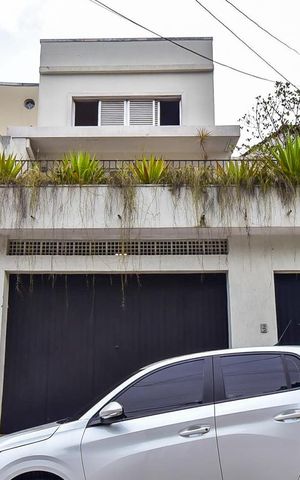Casa à venda com 260m², 3 quartos e 3 vagasFachada