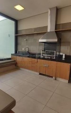 Casa à venda com 318m², 4 quartos e 4 vagas