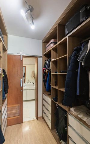 Casa à venda com 250m², 4 quartos e 3 vagasCloset Suíte 1