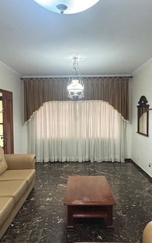 Casa à venda com 246m², 4 quartos e 2 vagas Casa à venda com 246m², 4 quartos e 2 vagasSala
