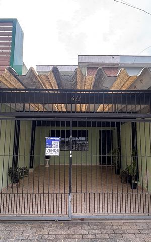 Casa à venda com 246m², 4 quartos e 2 vagas Casa à venda com 246m², 4 quartos e 2 vagasFachada