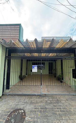 Casa à venda com 246m², 4 quartos e 2 vagas Casa à venda com 246m², 4 quartos e 2 vagasFachada