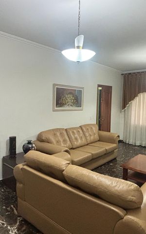 Casa à venda com 246m², 4 quartos e 2 vagas Casa à venda com 246m², 4 quartos e 2 vagasSala